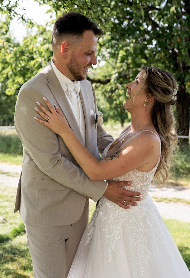 Natürliche Hochzeitsfotografie mit echten Emotionen und spontanen Momenten in der Villa Forsthof