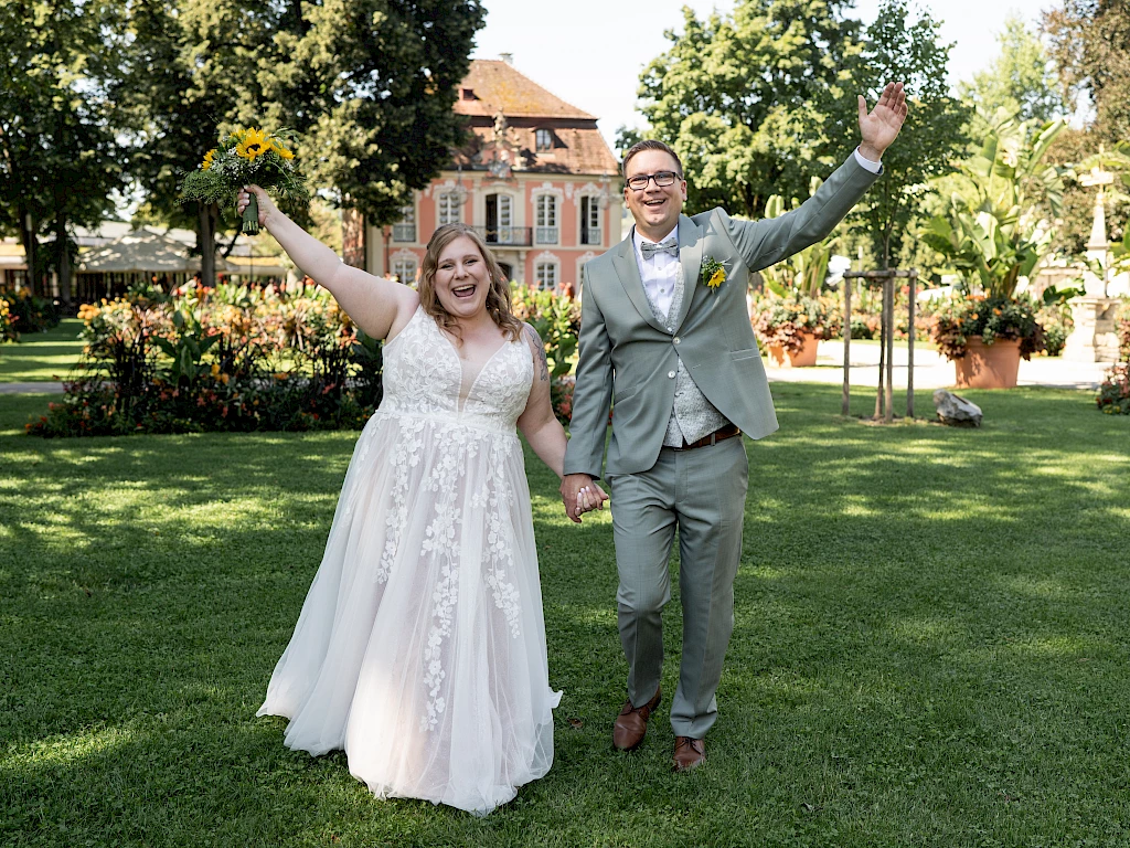 Brautpaar in Schwäbisch Gmünd voller Freude auf die freie Trauung