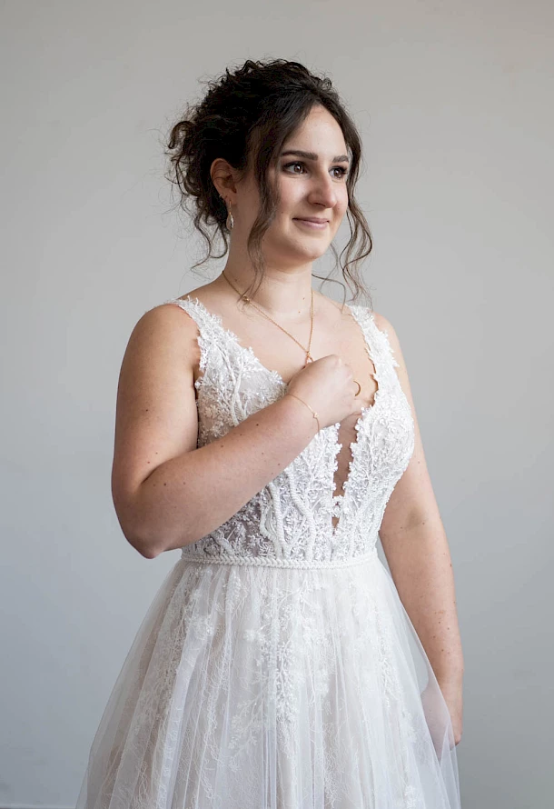 Lächelnde Braut beim Getting Ready in Aalen