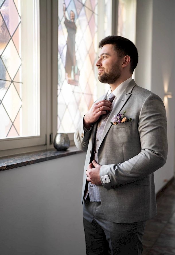 Bräutigam schaut erwartungsvoll aus dem Fenster Aalen