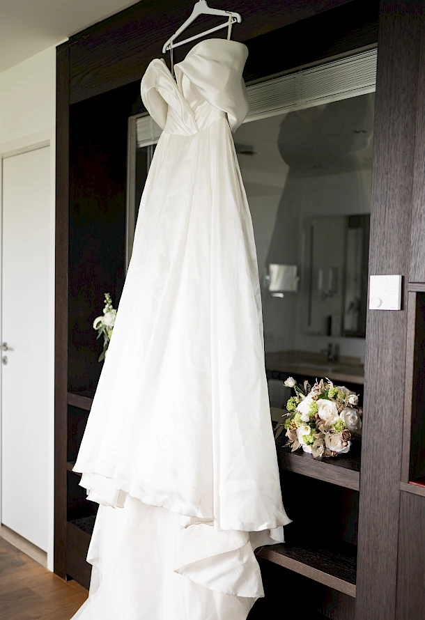 Detailaufnahme vom Brautkleid im Hotelzimmer Achalm Reutlingen
