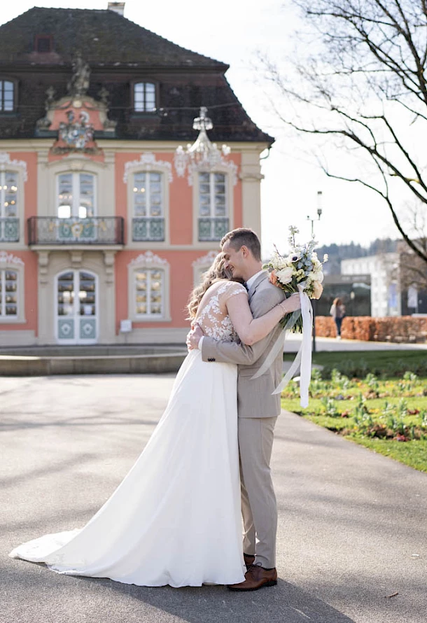 Liebevolle Umarmung beim First Look vor dem Rokokoschlösschen Schwäbisch Gmünd