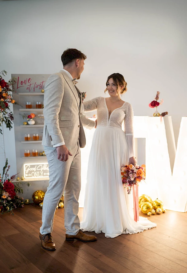 Magischer Moment der Verbindung Brautpaar beim First Look