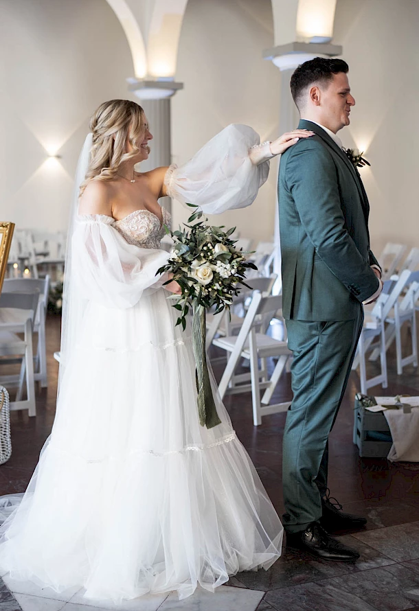 Bräutigam voller Vorfreude beim First Look