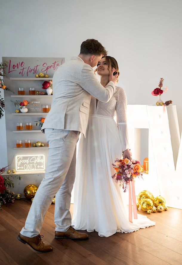 Tiefe Blicke beim First Look zwischen Braut und Bräutigam