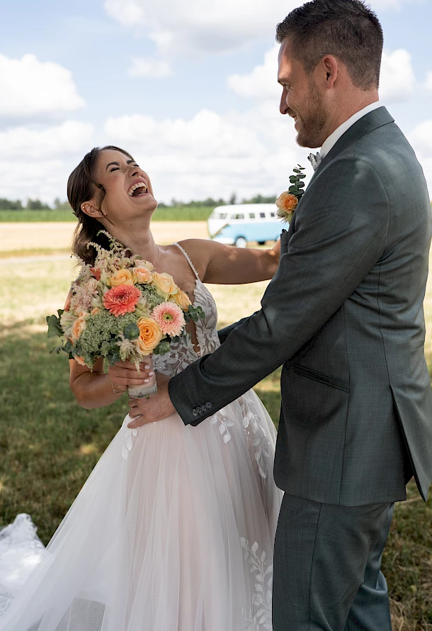 Ungestellte Emotionen beim First Look auf einer Wiese in Aalen