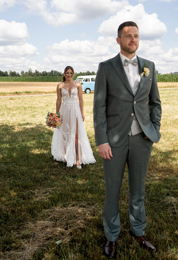 Bräutigam wartet voller Erwartung auf seine Braut beim First Look