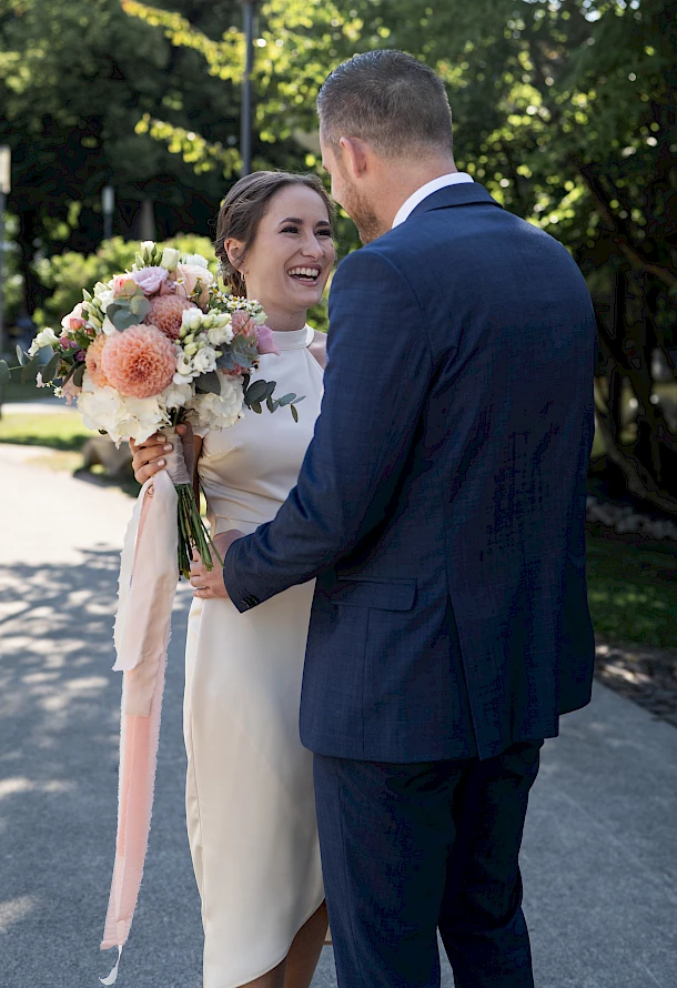 Strahlende Augen beim First Look in Schwäbisch Gmünd