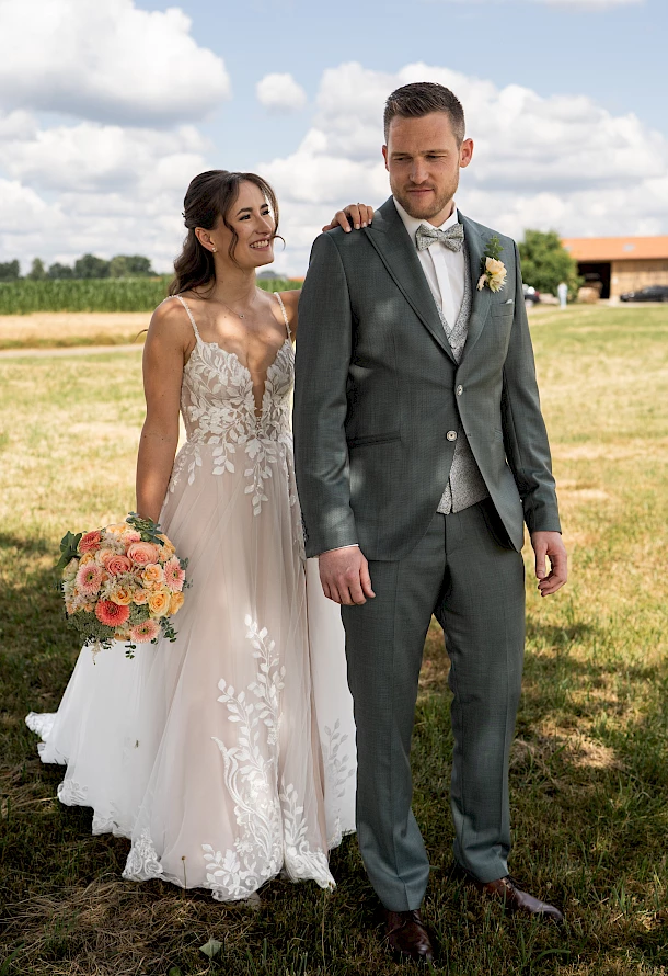 Erwartungsvolle Blicke beim First Look von Braut und Bräutigam