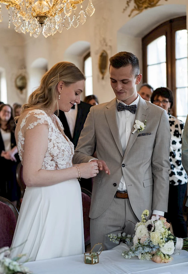 Standesamtliche Trauung im Rokokoschlösschen Braut steckt lächelnd den Ring an