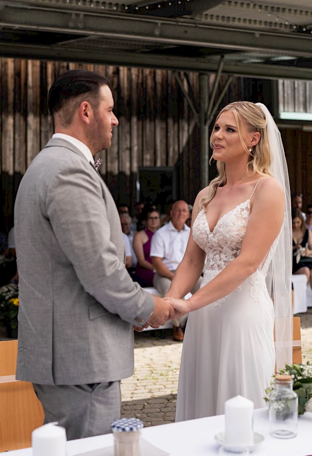 Freie Trauung unter freiem Himmel bei Göppingen Brautpaar lächelt während dem Ja Wort