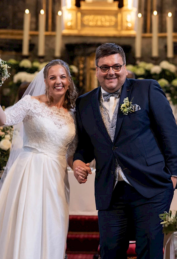 Brautpaar voller Freude nach der kirchlichen Trauung