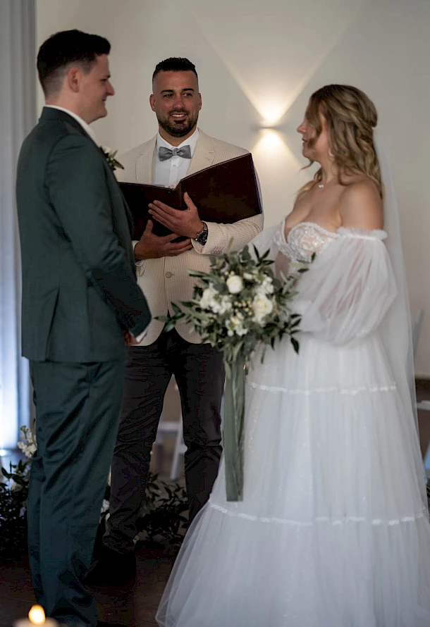 Brautpaar bei freier Trauung emotional gerührt