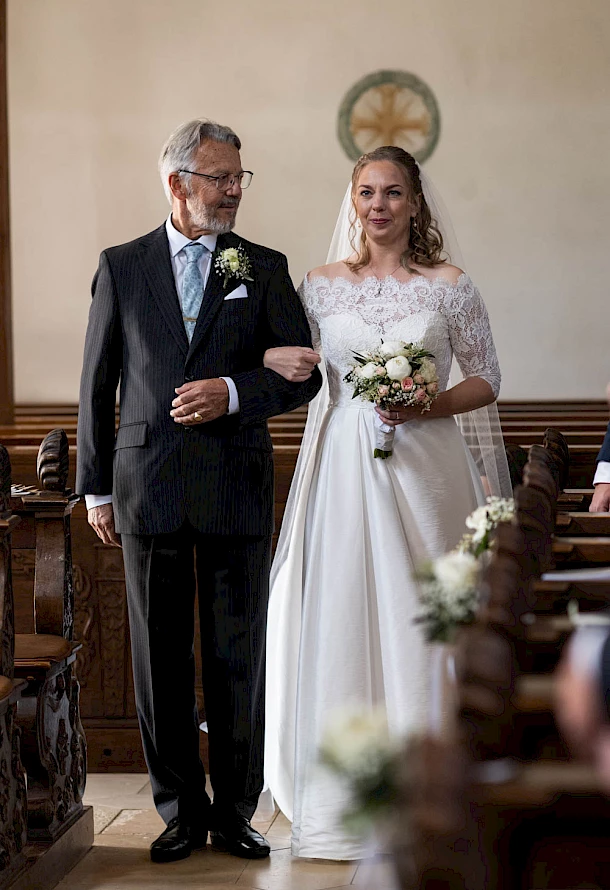 Aufregender Einzug zur kirchlichen Trauung in Schwäbisch Gmünd