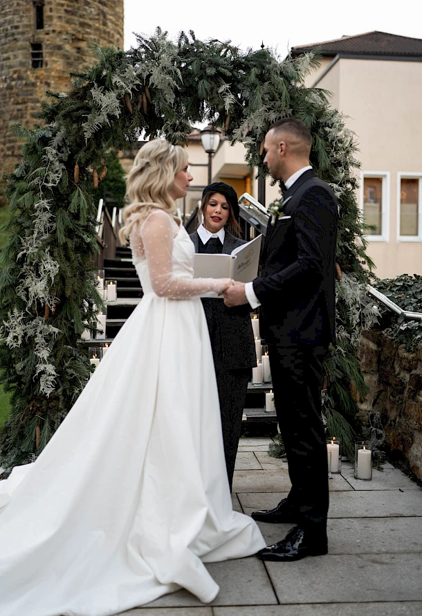 Freie Trauung Burg Staufeneck mit emotionalem Brautpaar