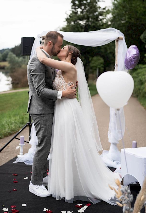 Erster Kuss vom Brautpaar nach dem Ja Wort