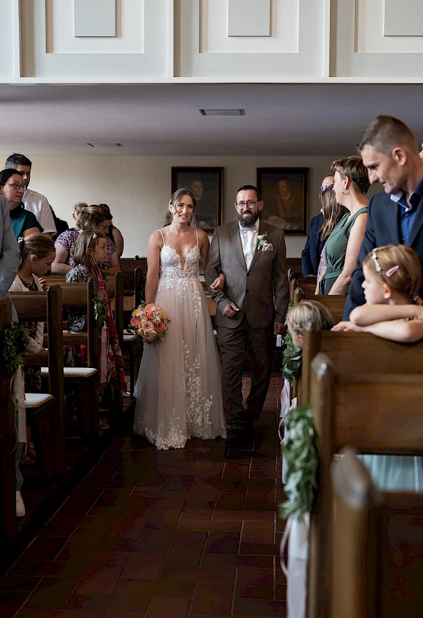 Emotionaler Einzug zur kirchlichen Trauung in Schwäbisch Gmünd