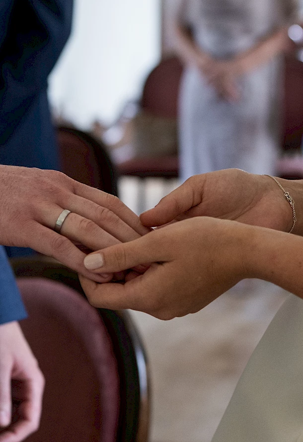 Detailaufnahme von Braut beim Ringanstecken in Schwäbisch Gmünd
