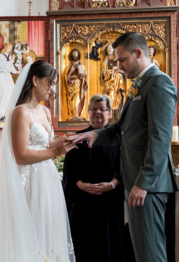 Emotionale kirchliche Trauung in Schwäbisch Gmünd authentisch festgehalten