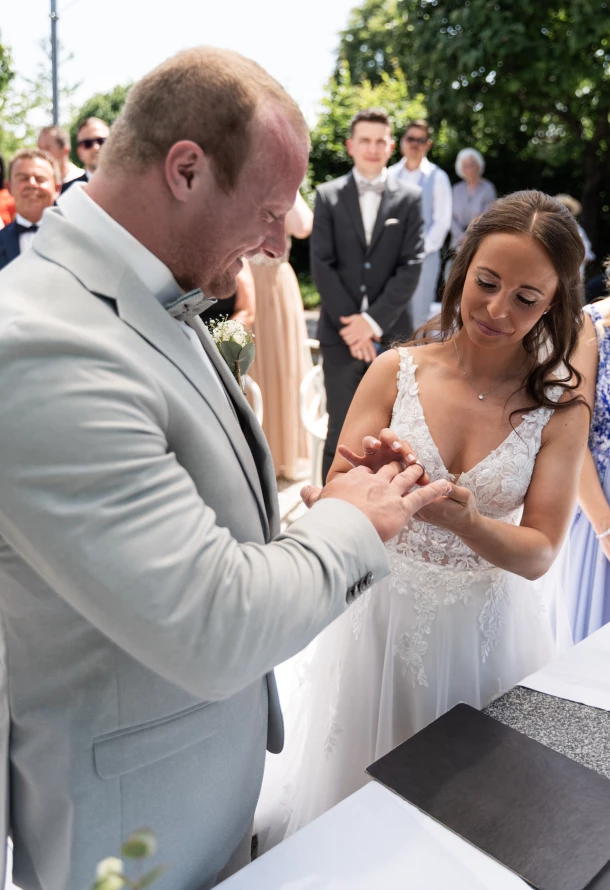 Emotionale Ringübergabe während der Hochzeit