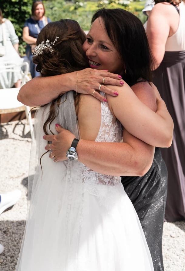 Liebebvolle Umarmung der Brautmutter