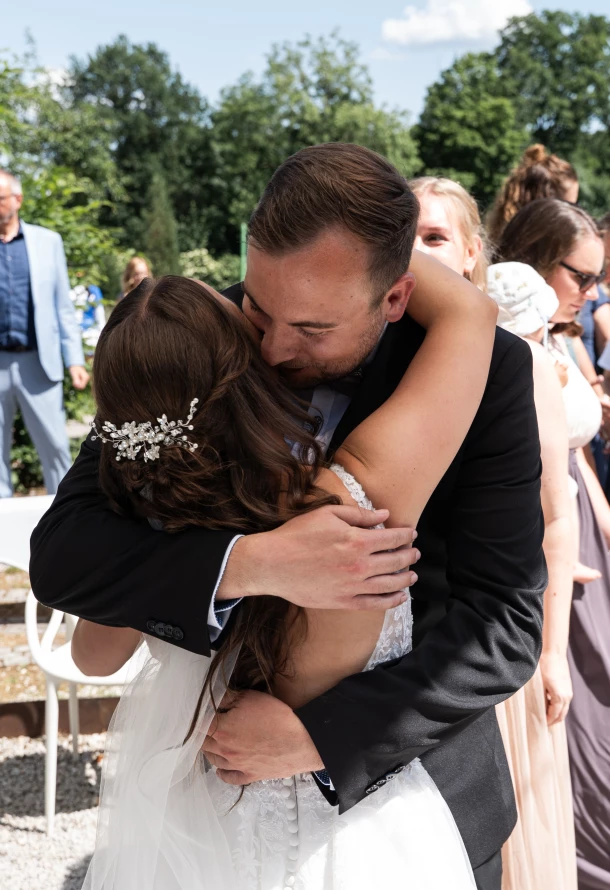 Glückliche Gesichter bei den Glückwünschen ans Brautpaar