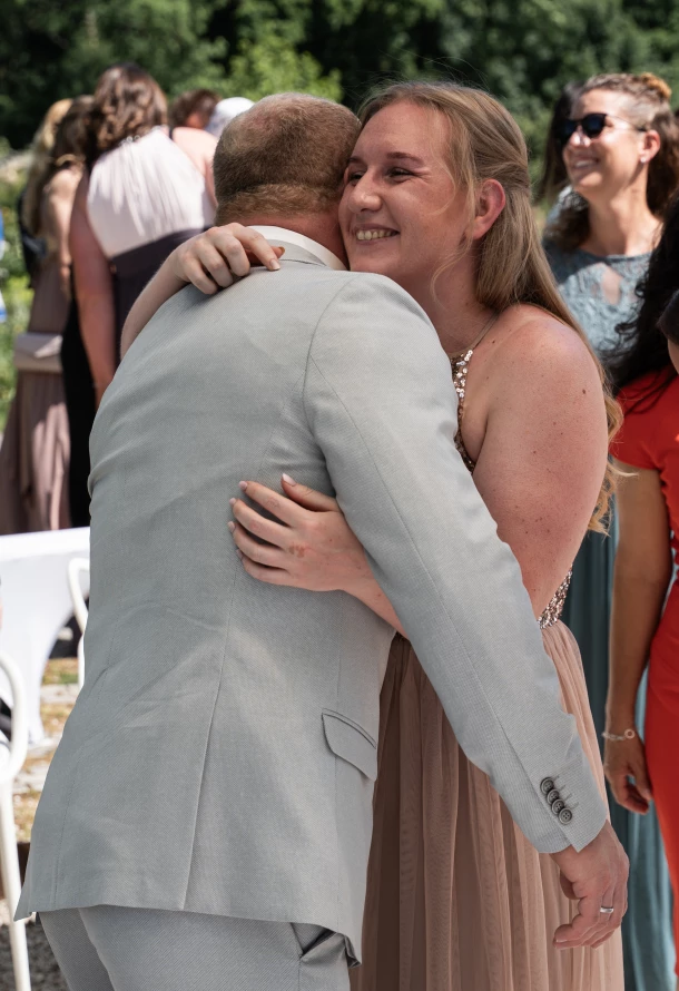 Gäste gratulieren dem Brautpaar nach der freien Trauung