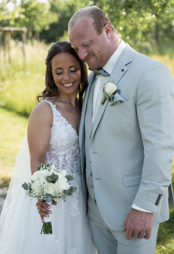 Innige Momente zwischen Braut und Bräutigam