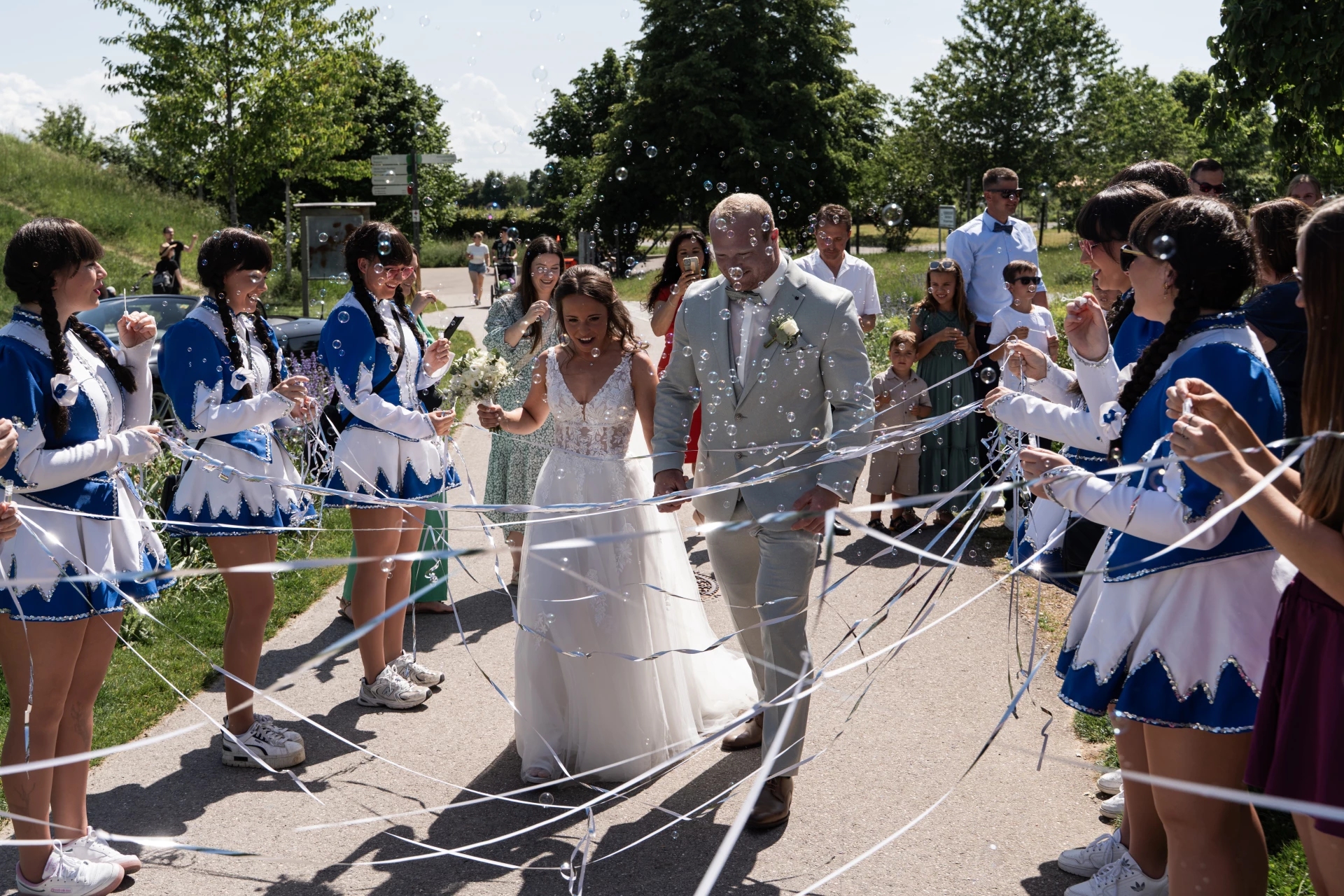 Spalier von den Gardemädels der Braut