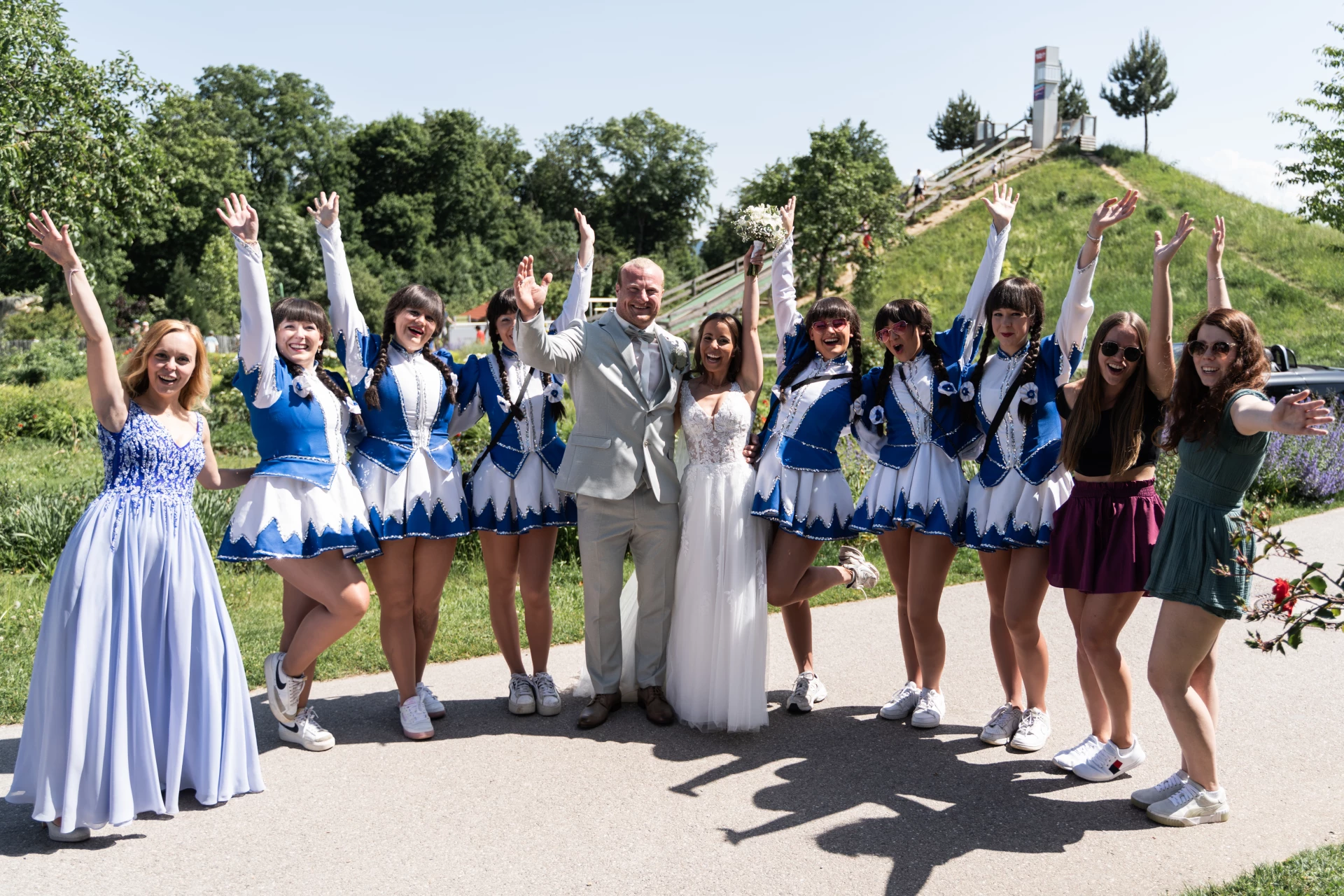 Braut mit ihren Gardemädels
