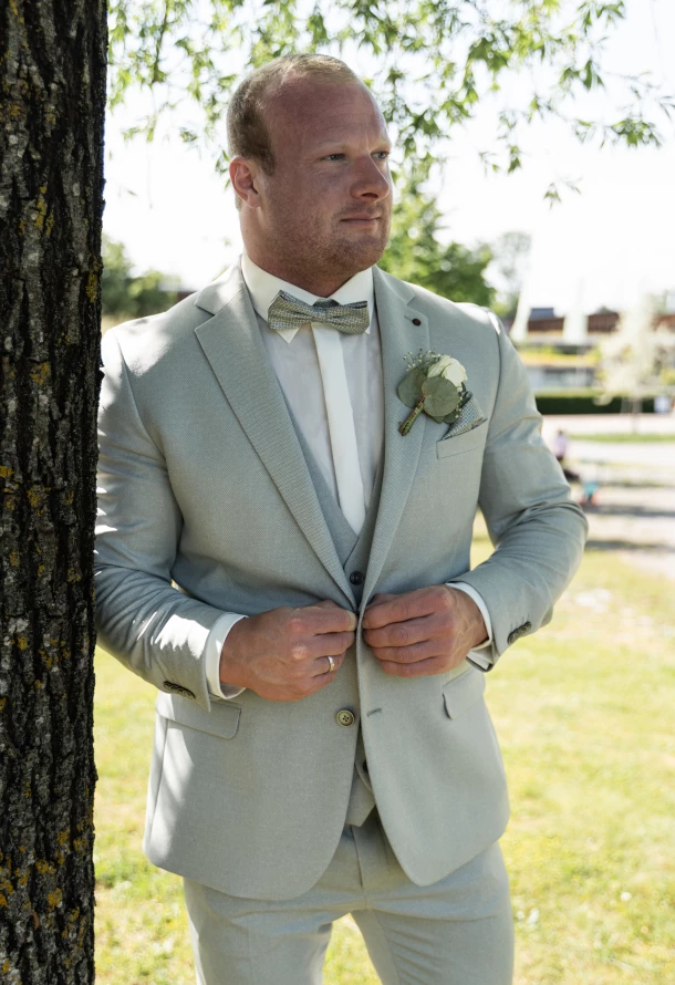 Portrait vom Bräutigam bei freier Trauung in Schwäbisch Gmünd