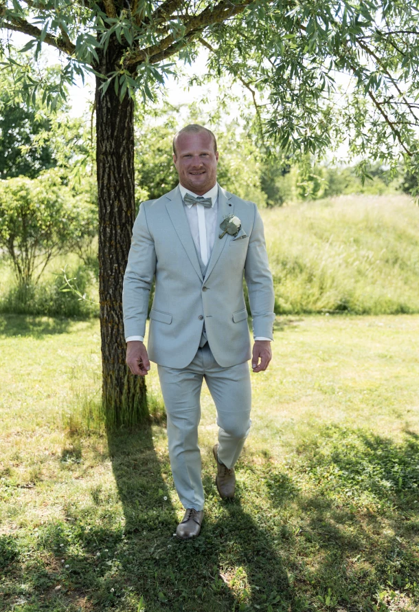 Bräutigam bei Sommerhochzeit