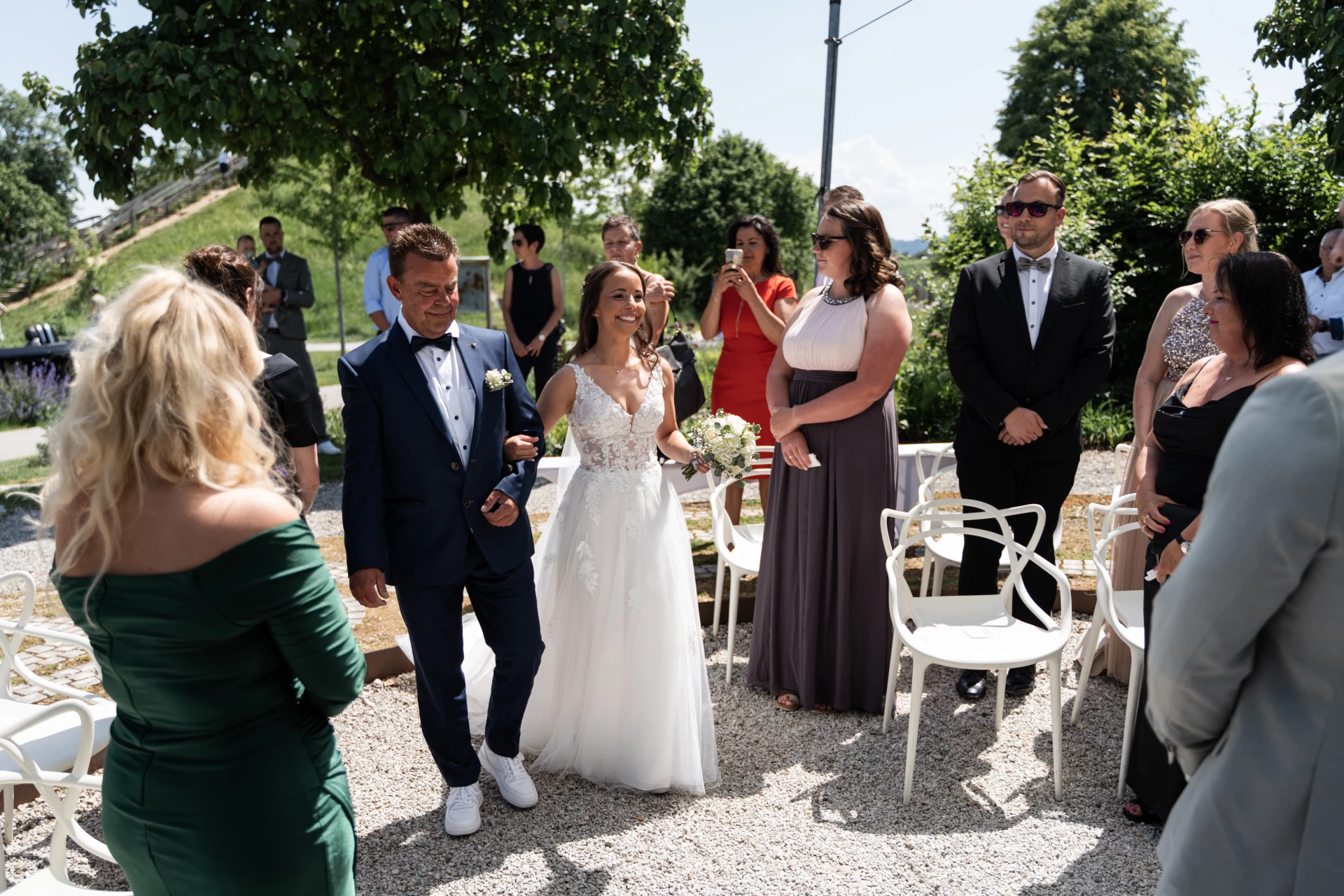 Emotionaler Einzug von Braut mit Brautvater