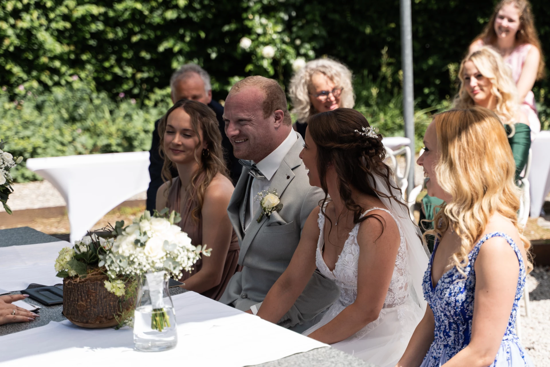 Lachendes Brautpaar bei der freien Trauung