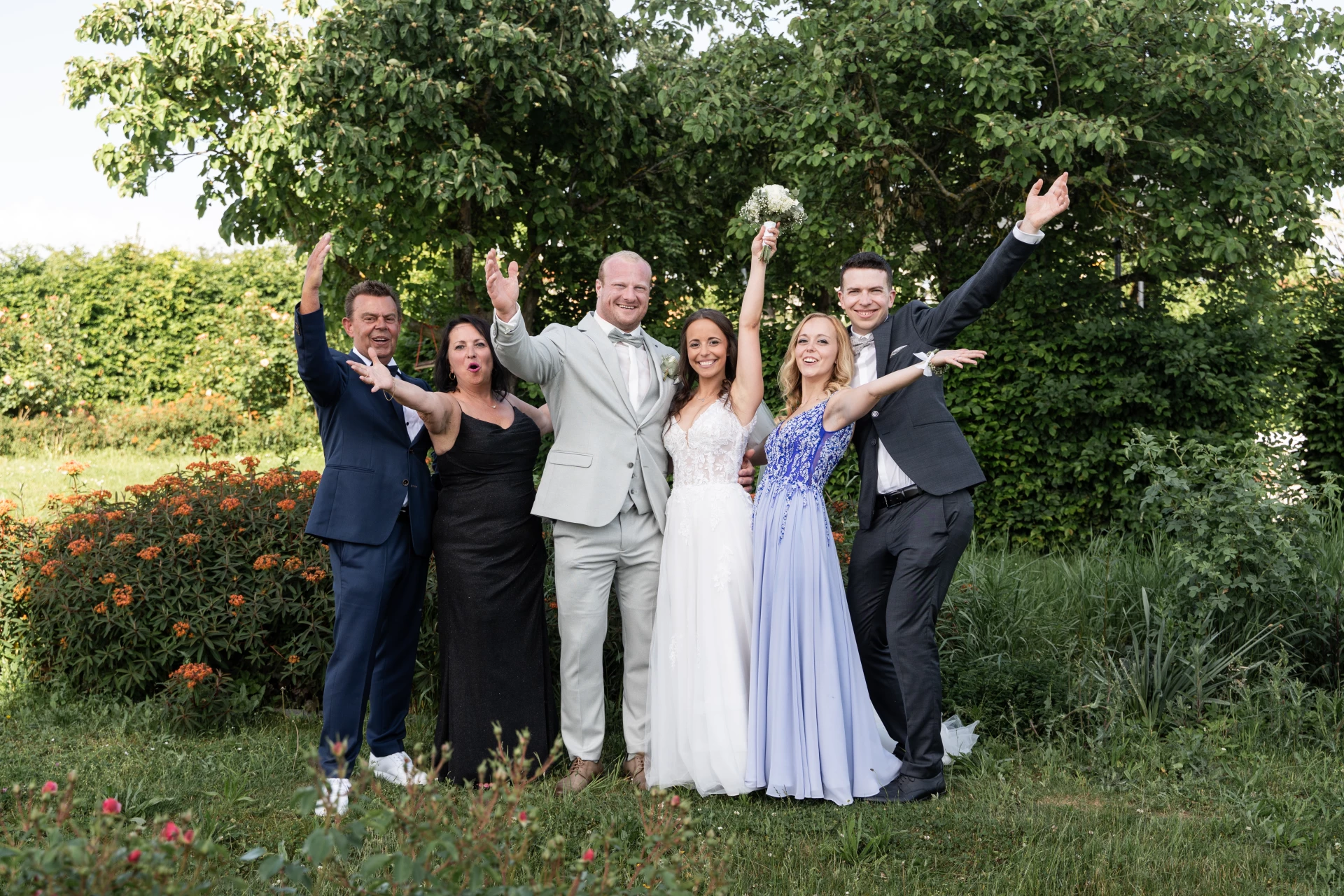 Glückliche Familienfotos mit Braut und Bräutigam