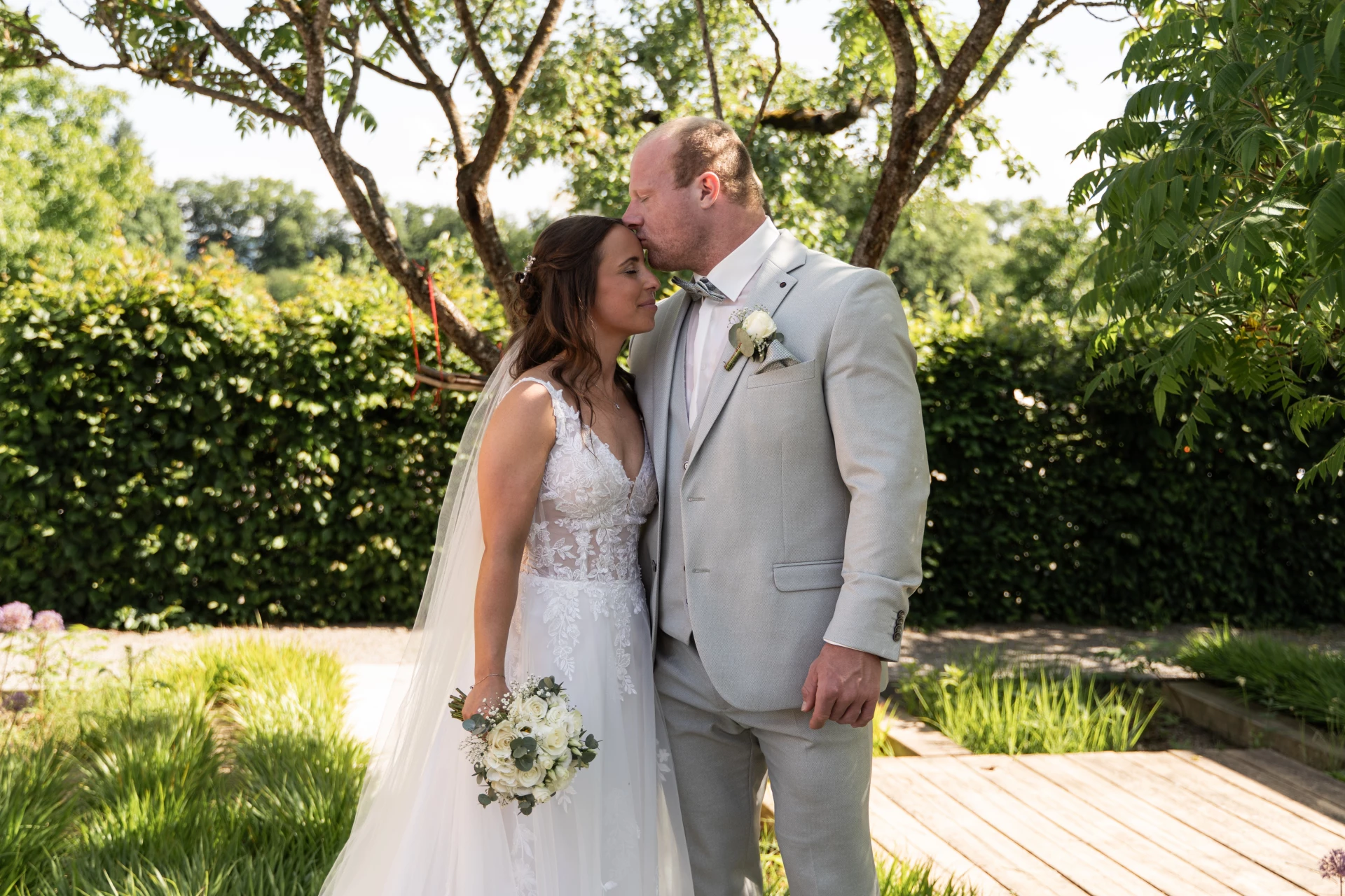 Bräutigam gibt seiner Braut Kuss auf den Stirn