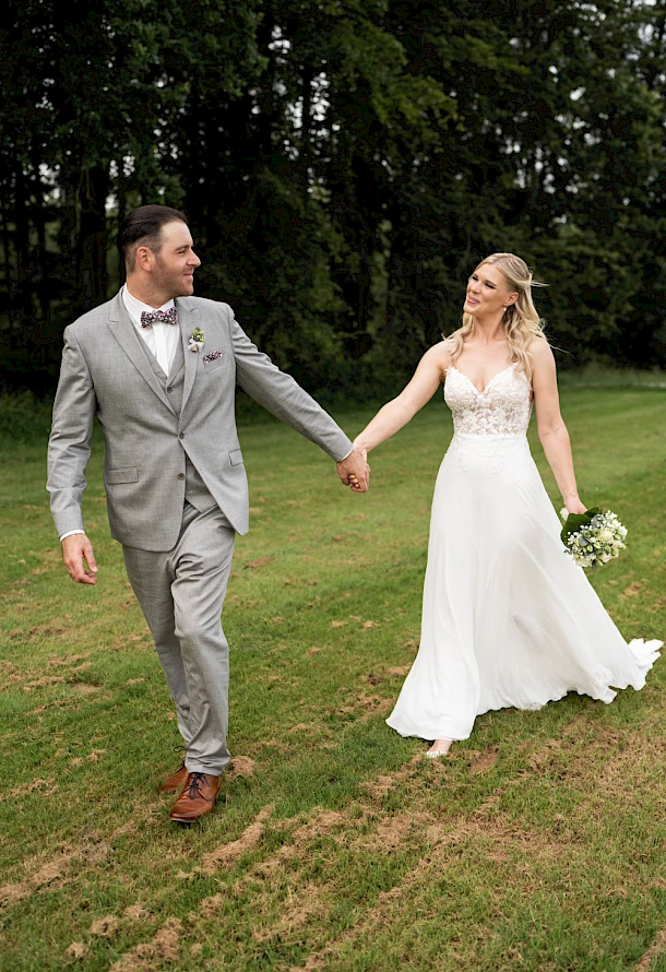 Brautpaar spaziert Hand in Hand am Waldrand in Schwäbisch Gmünd