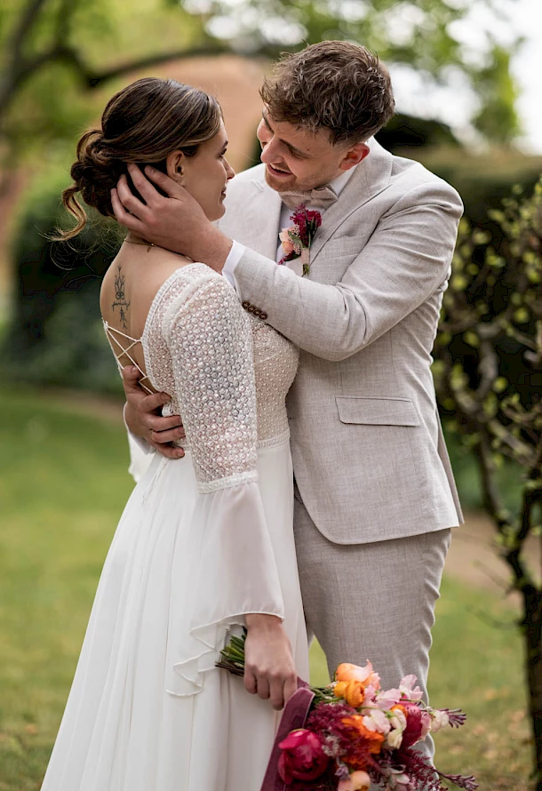 Zärtliche Umarmung in der freien Natur natürliche Paarbilder