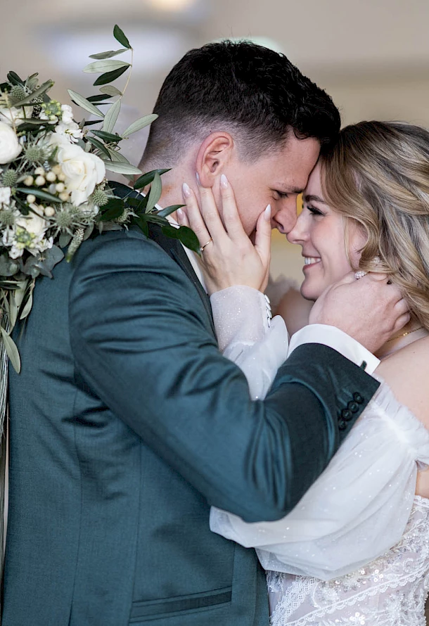 Verliebter Blickaustausch vom Brautpaar in der Feierlocation in Aalen