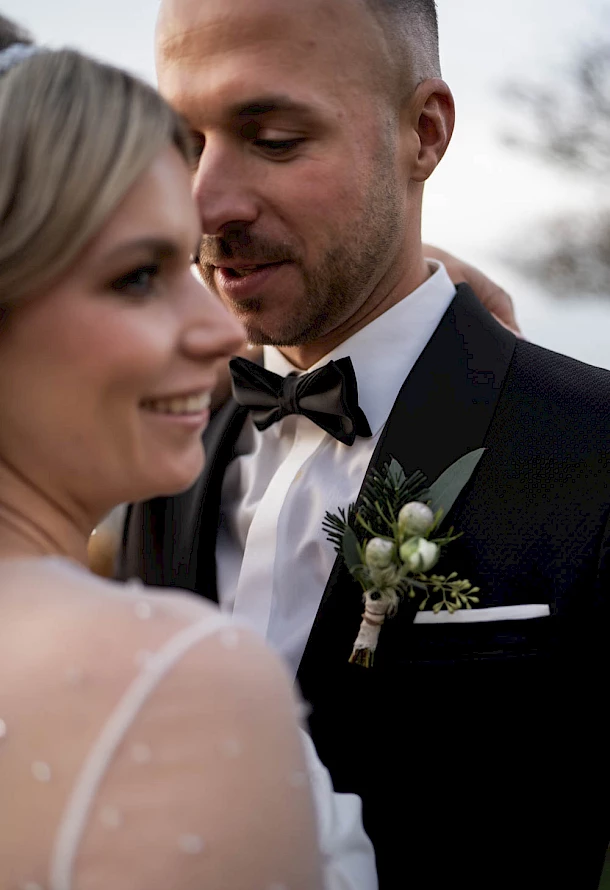 Ruhiger Moment vom Brautpaar nach dem First Look auf der Burg Staufeneck