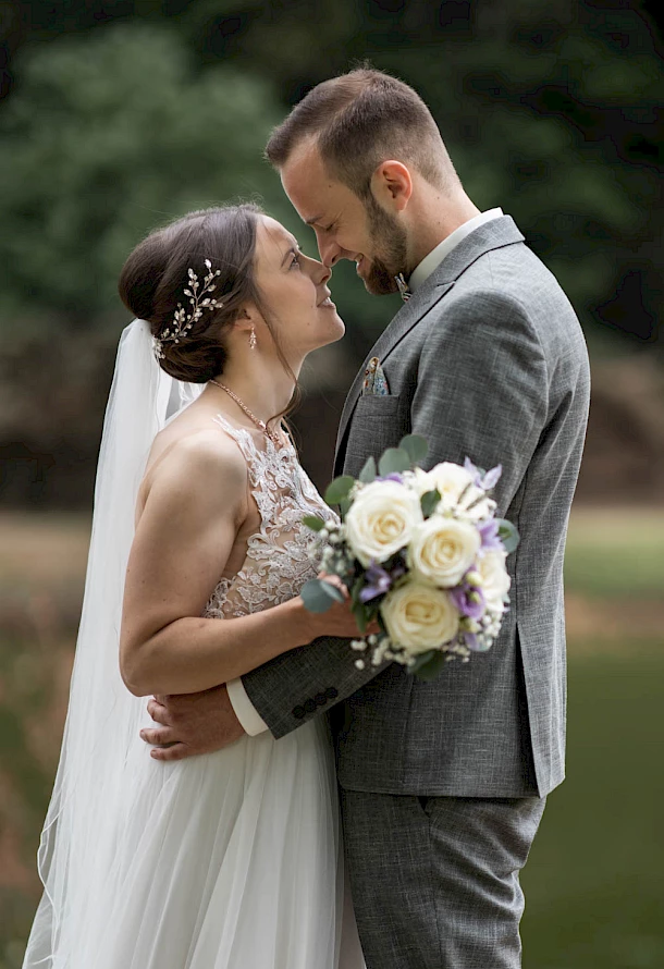Liebende Blicke vom Brautpaar am Leinecksee in Alfdorf bei Schwäbisch Gmünd