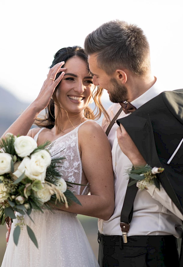 Verliebter Blickaustausch im Sonnenlicht, authentische Brautpaarbilder