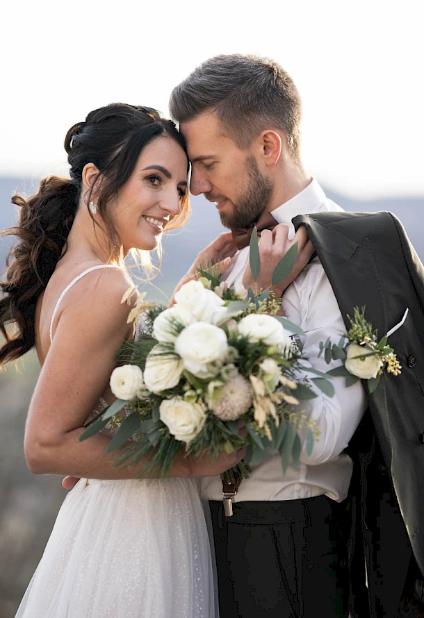 Verliebtes Brautpaar im Sonnenschein auf der Burg Staufeneck