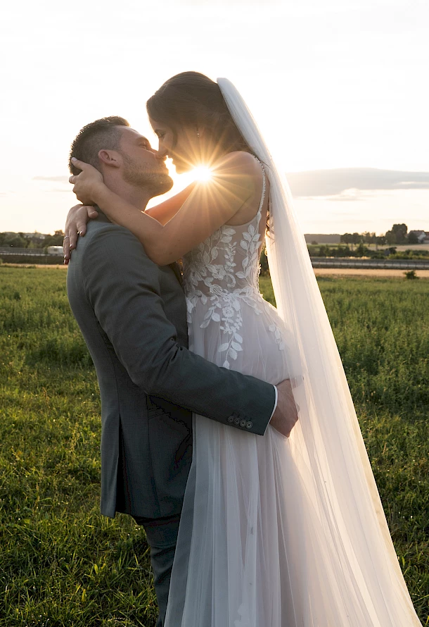 Verliebter Moment vom Brautpaar im Sonnenuntergang Festscheune Hermannsfeld