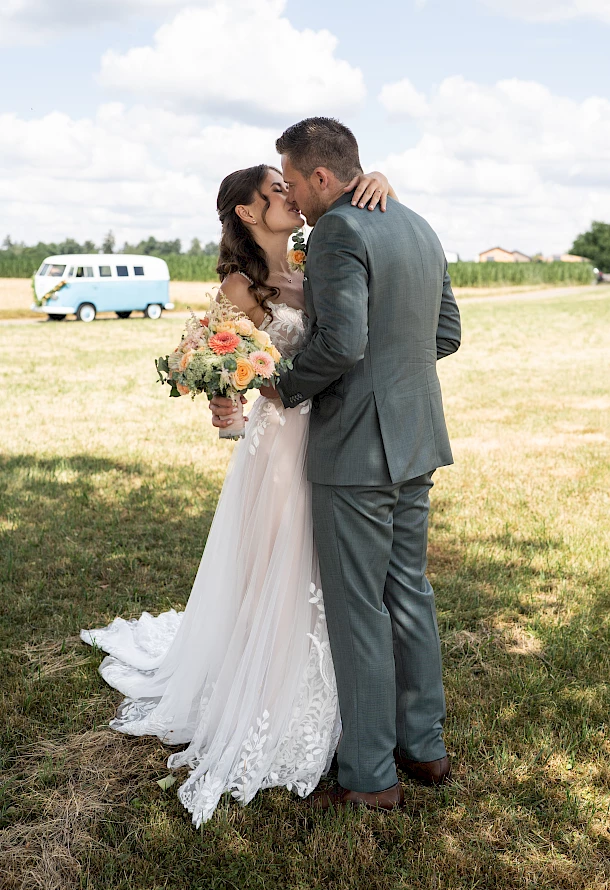 Zärtlicher Kuss urgestelltes Brautpaarshooting in der Natur bei Schwäbisch Gmünd