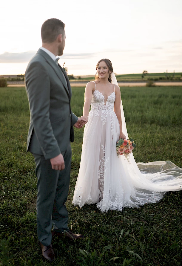 Tiefer Blick der Liebe beim Sunset Shooting am Abend Festscheune Hermannsfeld