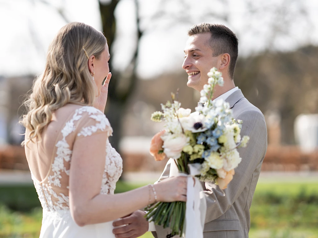 Brautpaar vor Rokokoschlösschen in Schwäbisch Gmünd
