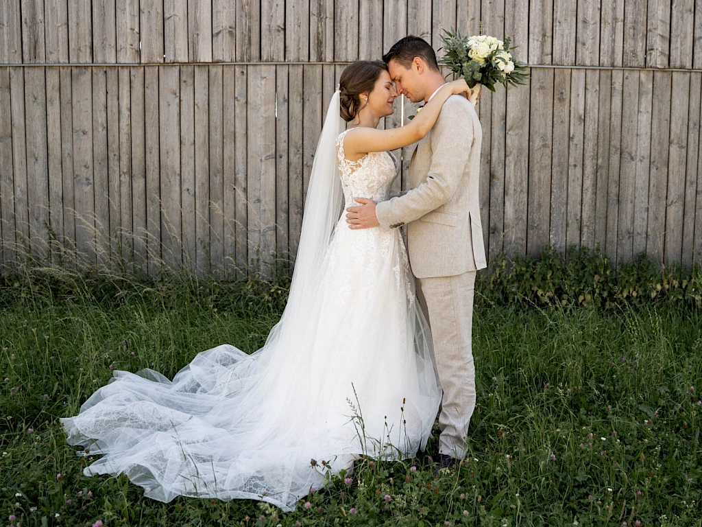 Brautpaar glücklich beim Auszug aus der Kirche