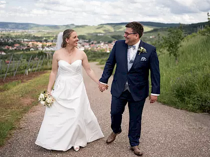 Brautpaar in den Weinbergen in Stuttgart Emotionale Hochzeitsfotografie