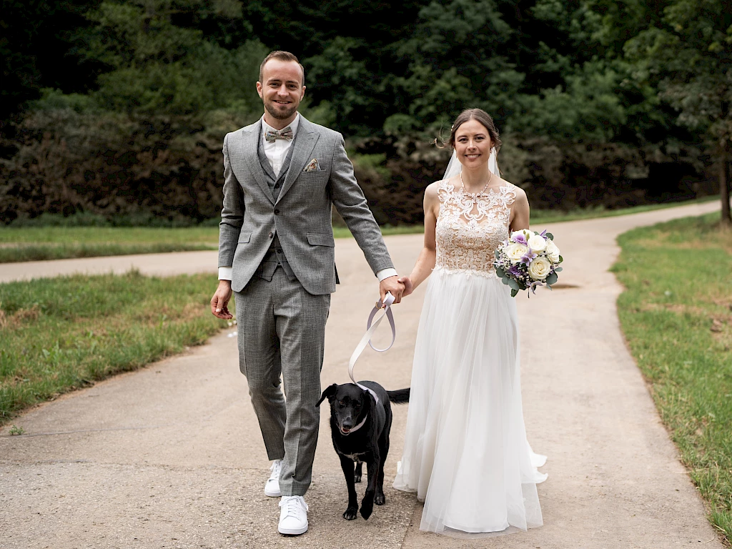 Brautpaar schaut sich liebevoll in die Augen, natürliche Hochzeitsfotografie Schwäbisch Gmünd